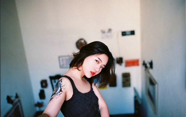 气质短发纹身美女图片