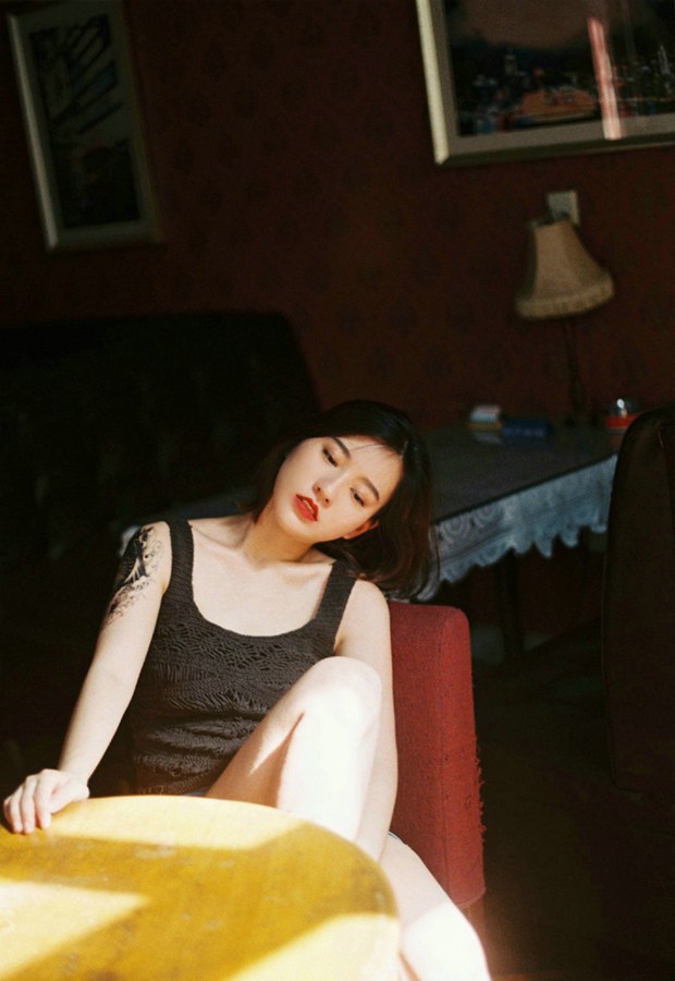 气质短发纹身美女图片