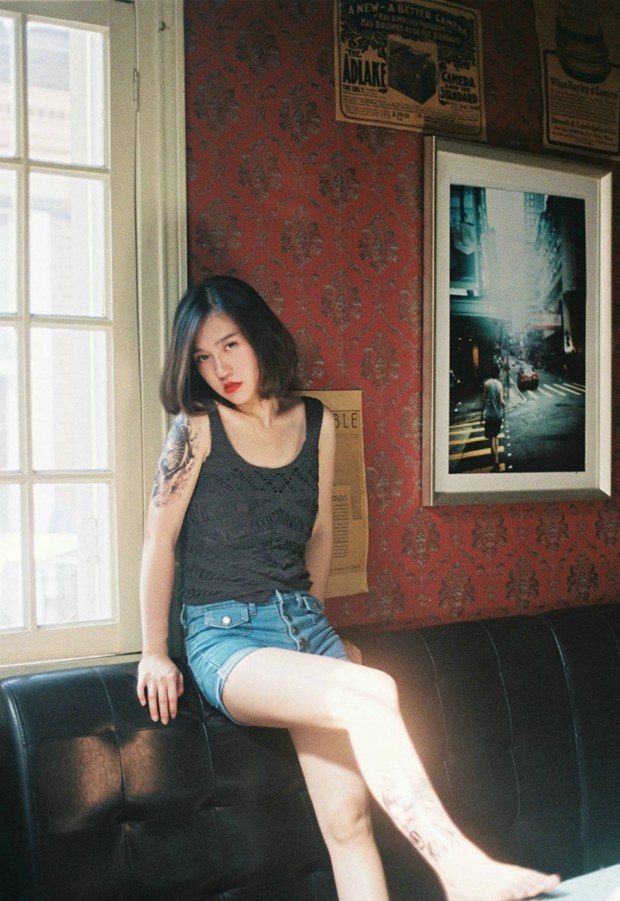 气质短发纹身美女图片