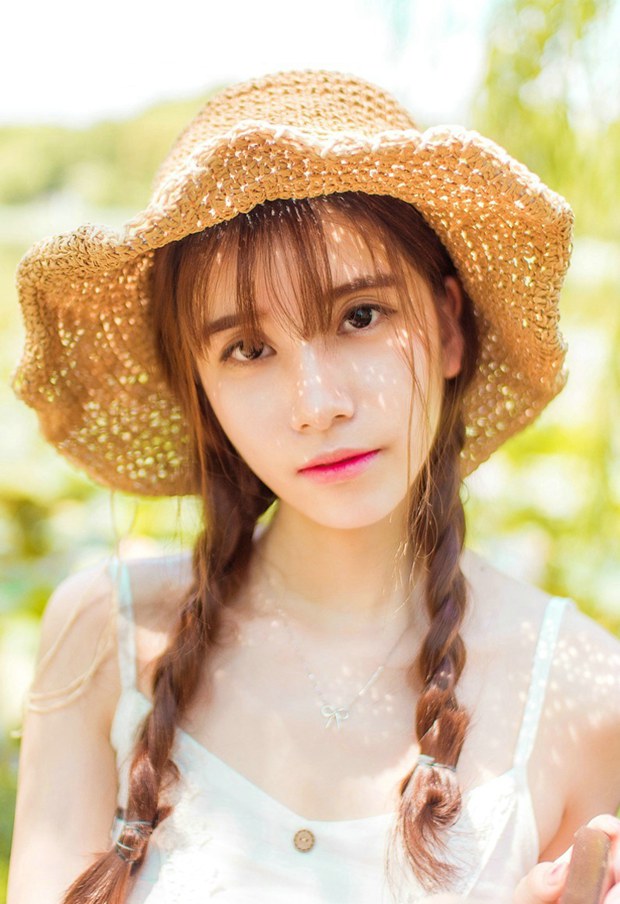 阳光小辫清新女生图片