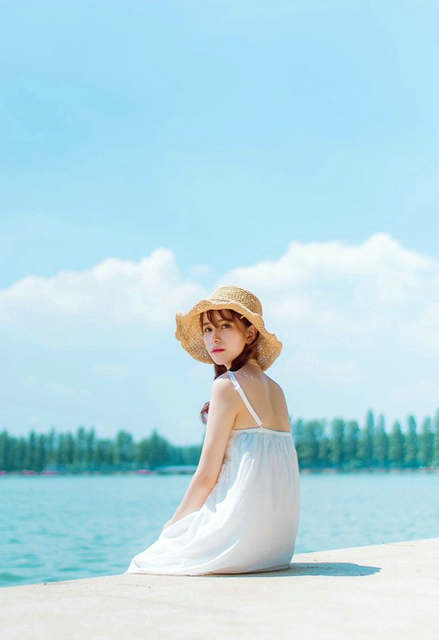阳光小辫清新女生图片