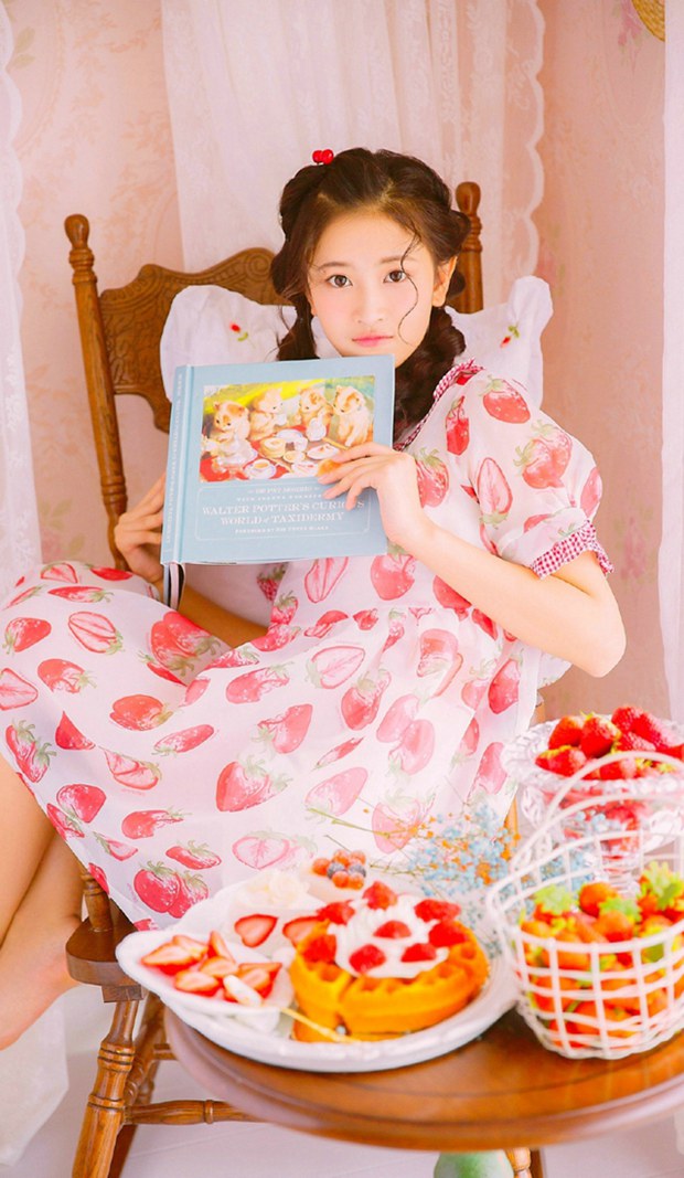 粉嫩萌可爱吃货草莓女生