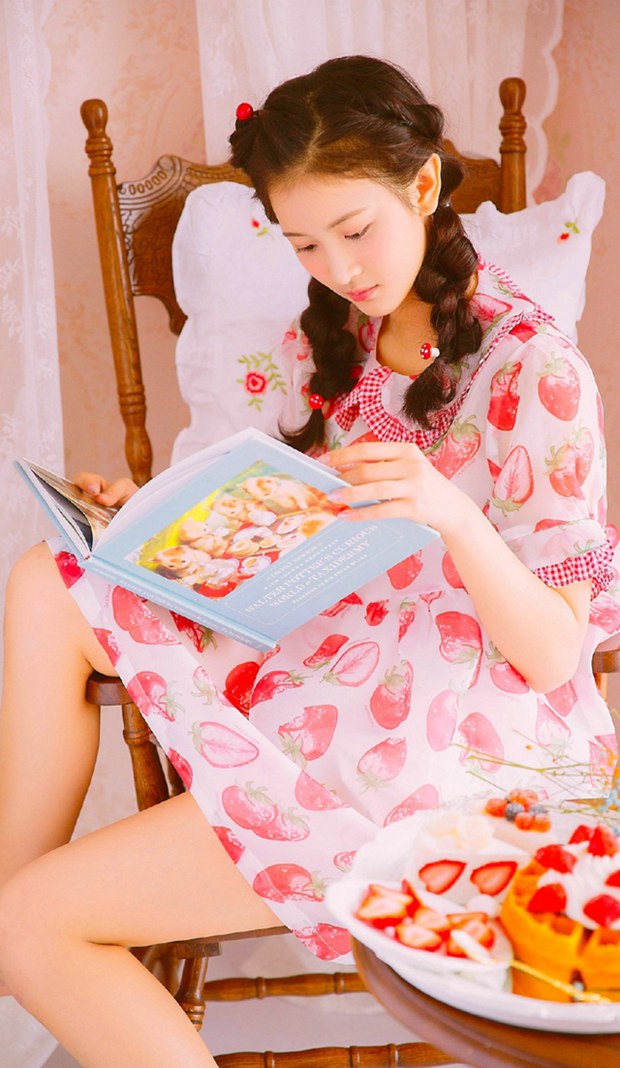 粉嫩萌可爱吃货草莓女生