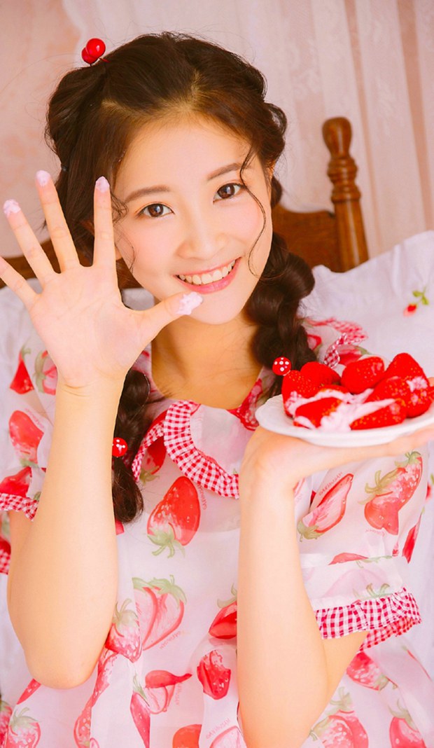 粉嫩萌可爱吃货草莓女生