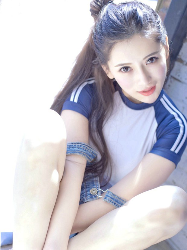 漂亮的校园女神运动装