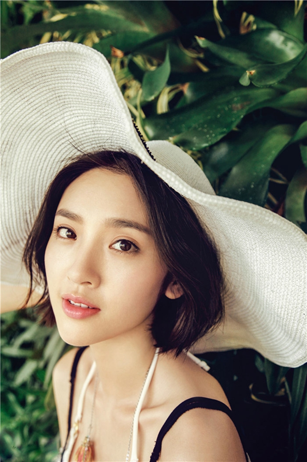 爱笑带帽可爱美女郊外游