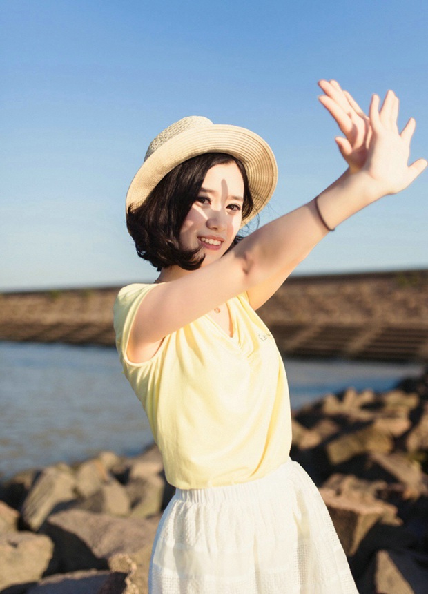海岸边清纯亮丽草帽长发美女