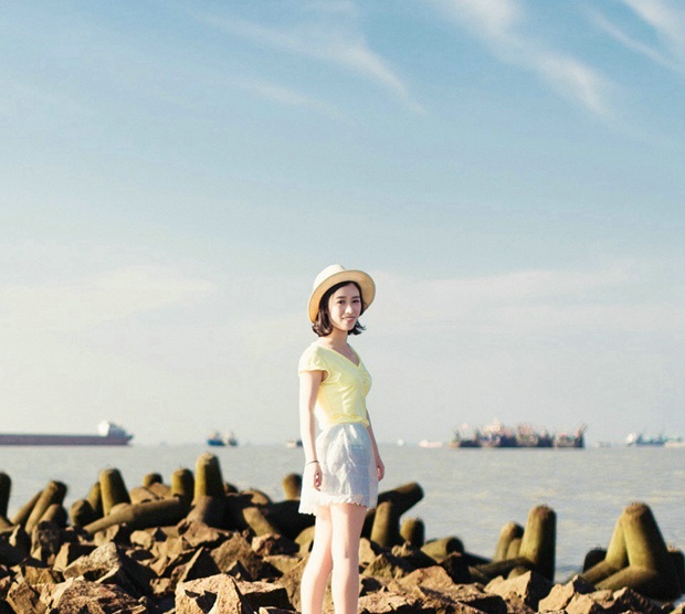 海岸边清纯亮丽草帽长发美女