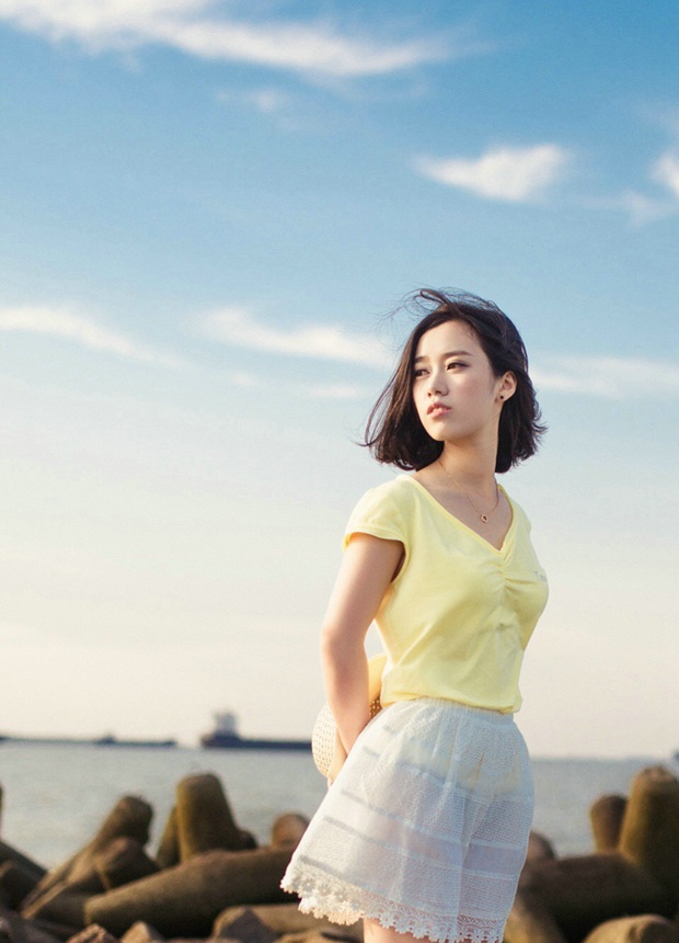 海岸边清纯亮丽草帽长发美女