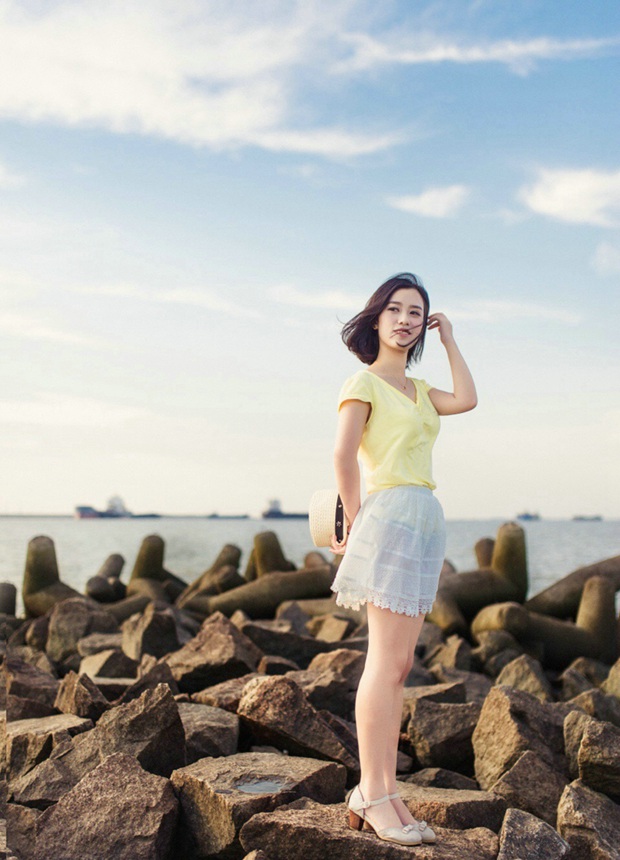 海岸边清纯亮丽草帽长发美女