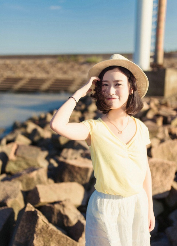 海岸边清纯亮丽草帽长发美女