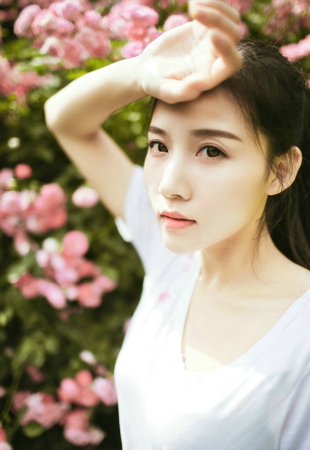 玫瑰花下的可爱女生图片照片