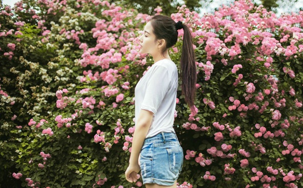 玫瑰花下的可爱女生图片照片