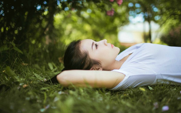 玫瑰花下的小清新可爱女生图片照片