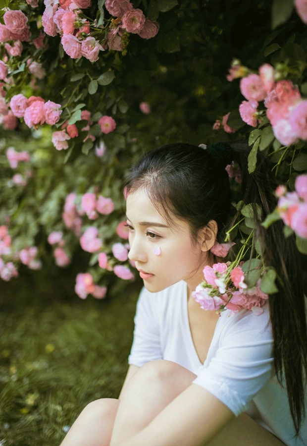 玫瑰花下的小清新可爱女生图片照片