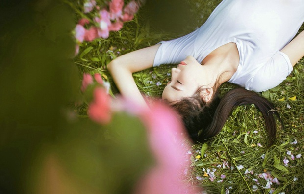 玫瑰花下的可爱女生图片照片