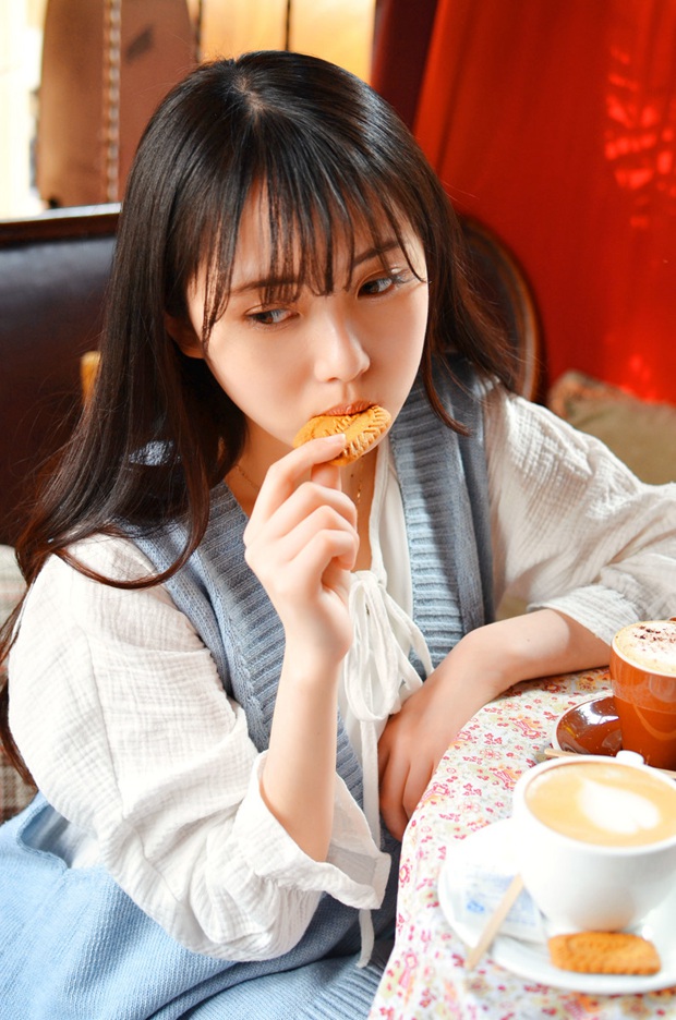 可爱萌妹子长发美女图片