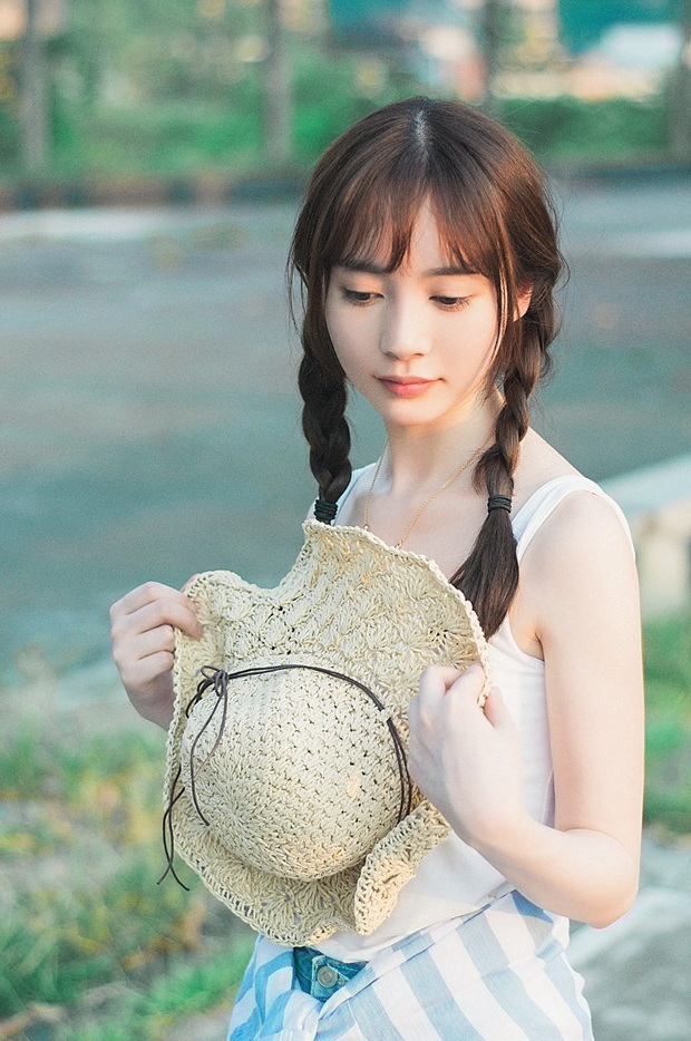 长辫子小清新可爱女生图片