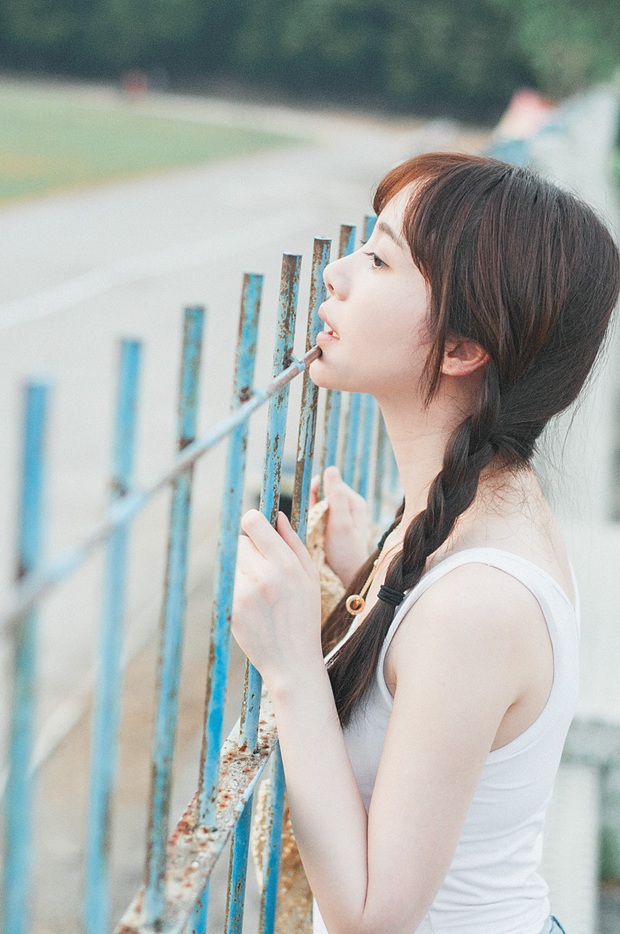 长辫子小清新可爱女生图片