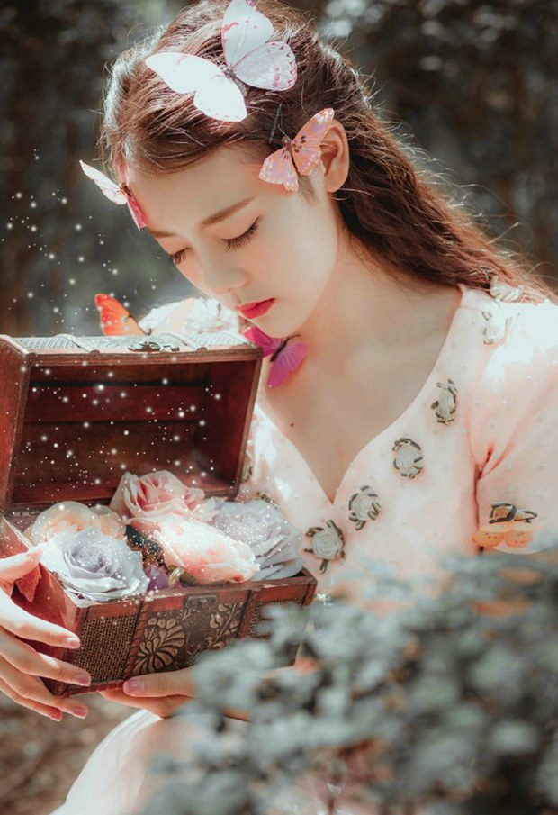 森林中梦幻治愈系可爱美女图片