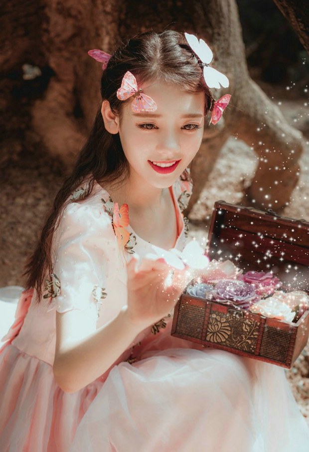 森林中梦幻治愈系可爱美女图片