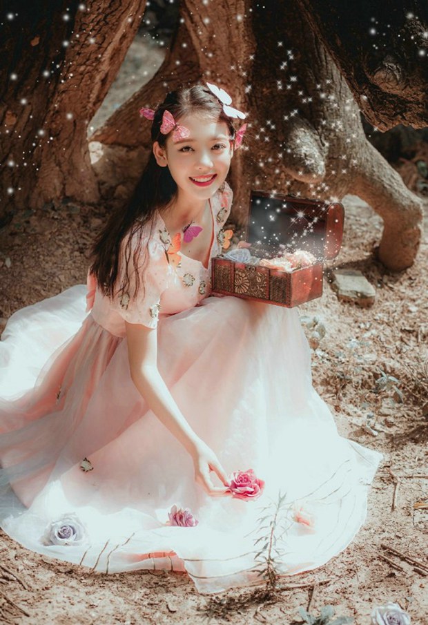 森林中梦幻治愈系可爱美女图片