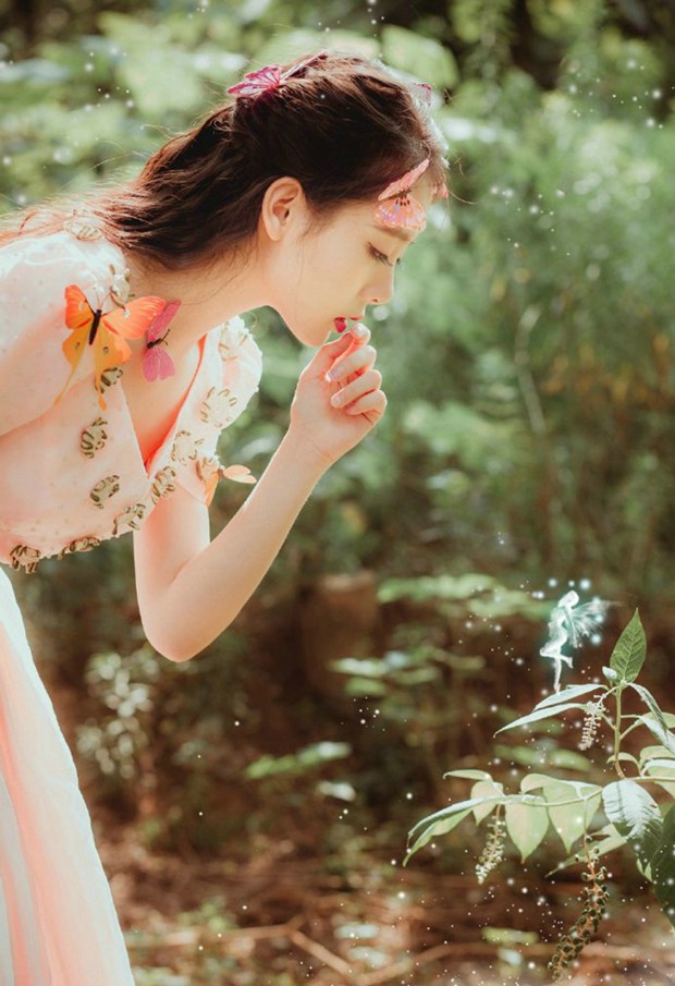 森林中梦幻治愈系可爱美女图片