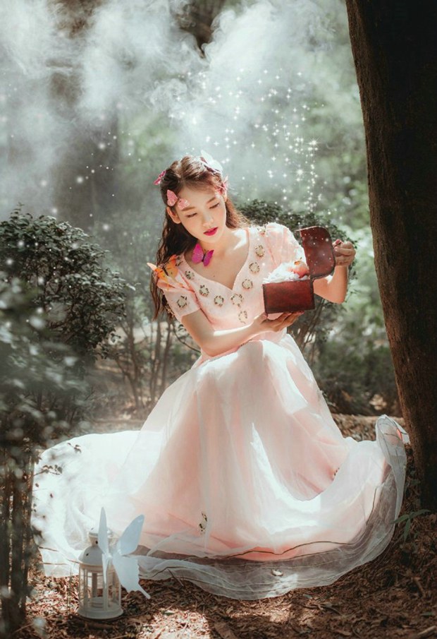 森林中梦幻治愈系可爱美女图片