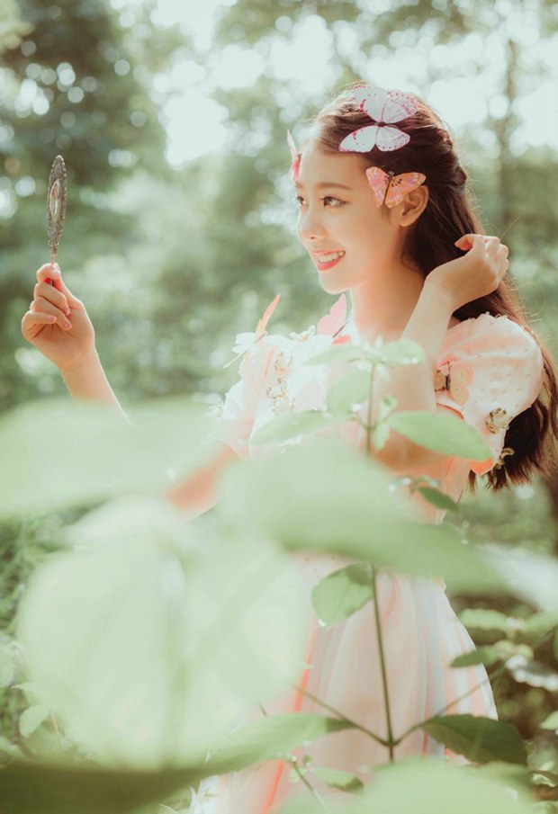 森林中梦幻治愈系可爱美女图片