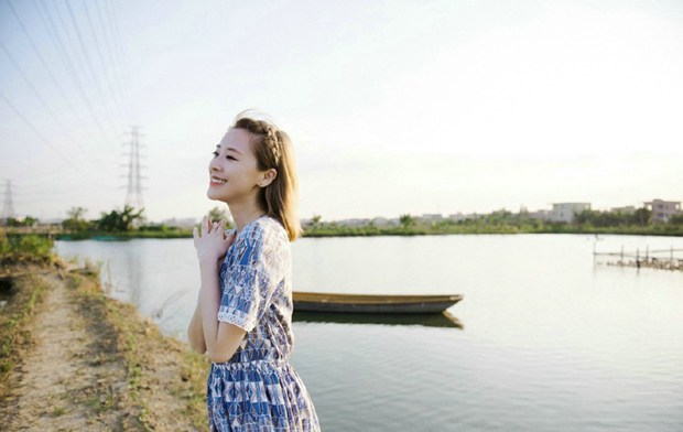短发美女阳光唯美图片