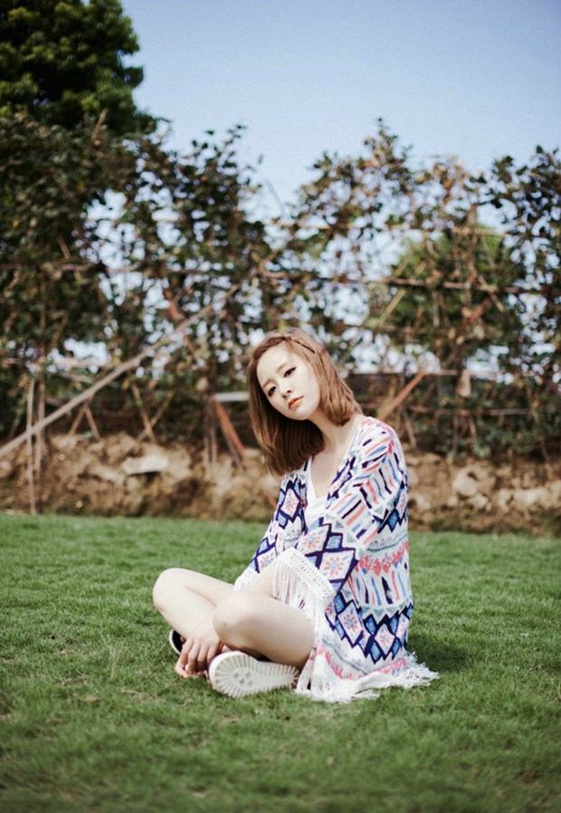 短发美女阳光唯美图片