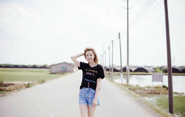 短发美女阳光唯美图片