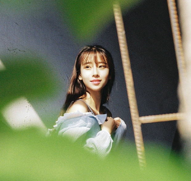 阳光天台好看脸庞长发可爱女生