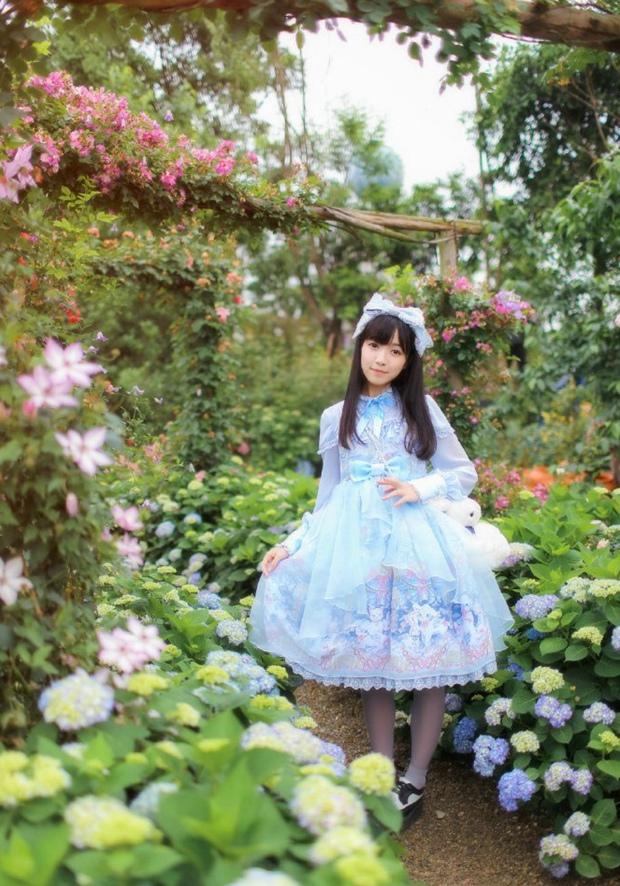 清新花园粉嫩可爱公主美女图片