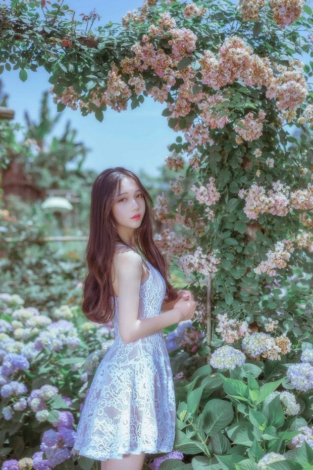 花园中清新萌妹子唯美女生图片