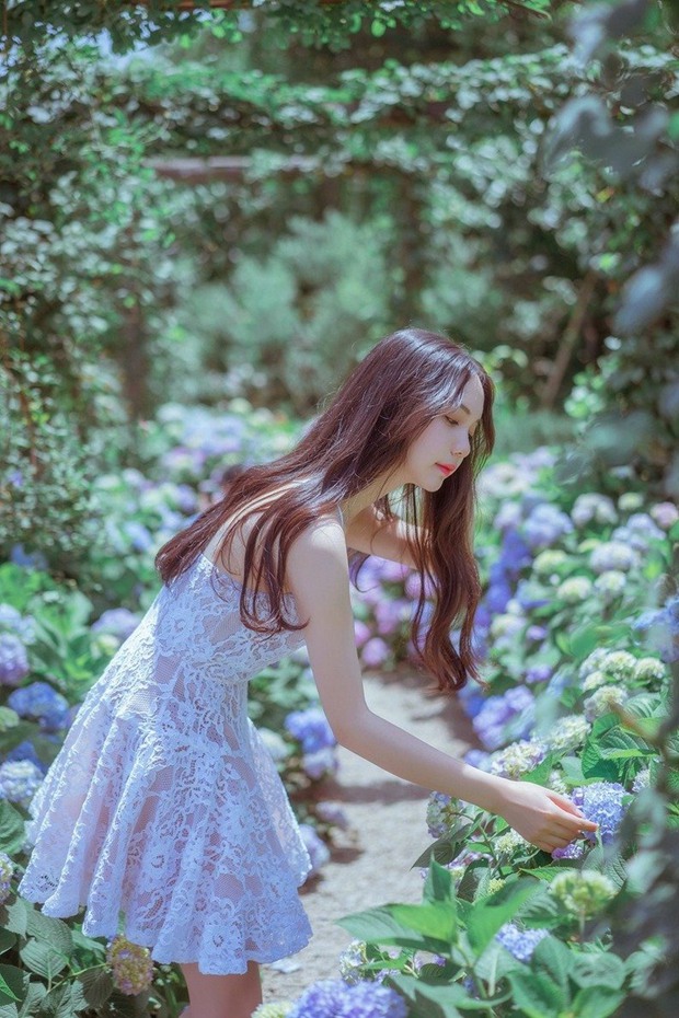 花园中清新萌妹子唯美女生图片