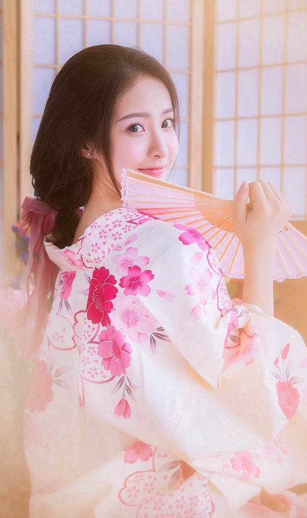 和服花季可爱女生香肩照片