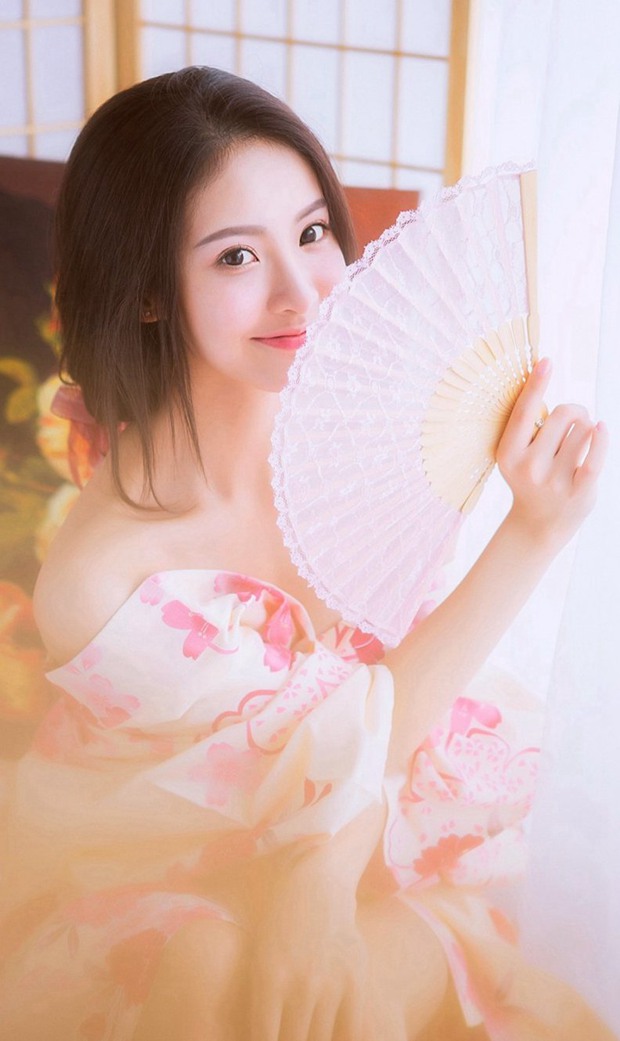 和服花季可爱女生香肩照片