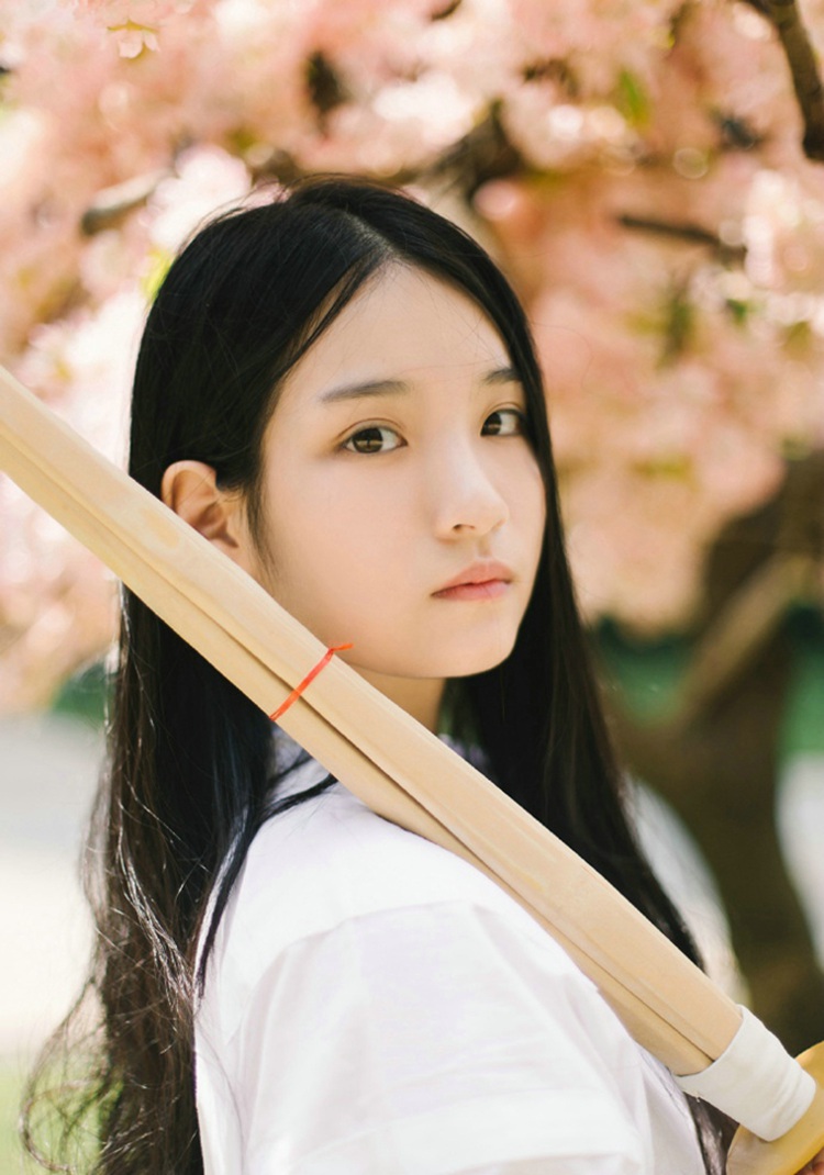 气质文静清纯古风美女图片