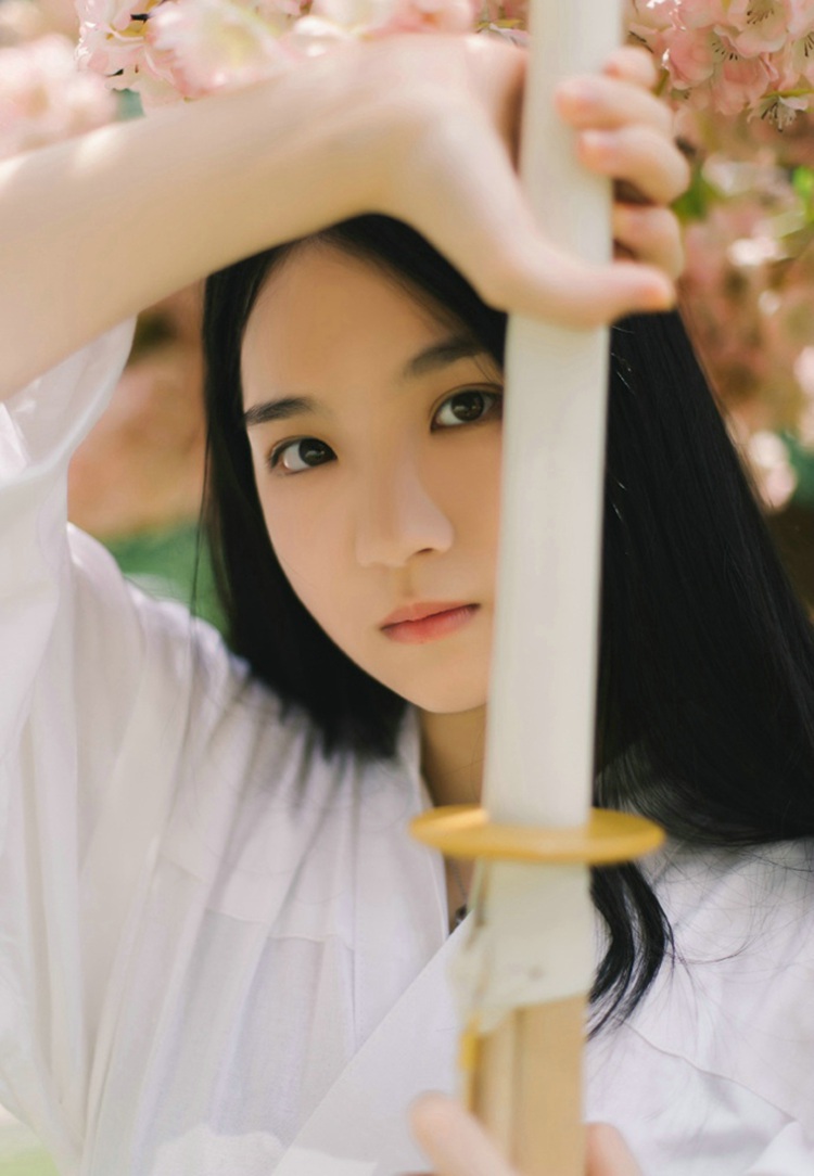 气质文静清纯古风美女图片