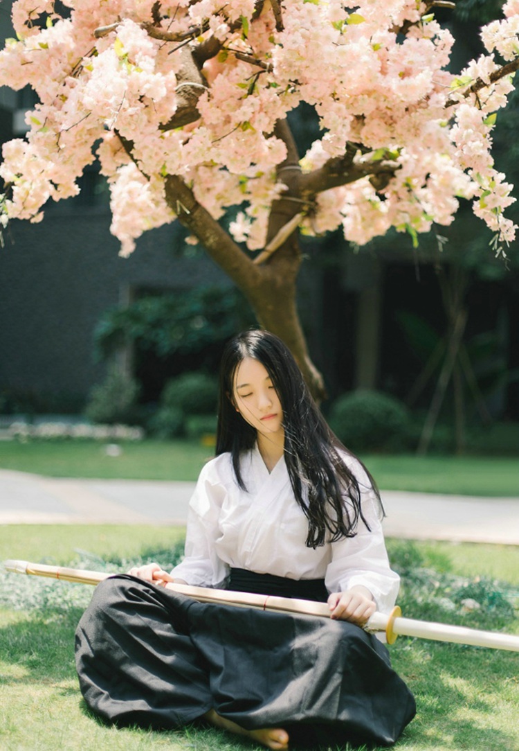 气质文静清纯古风美女图片