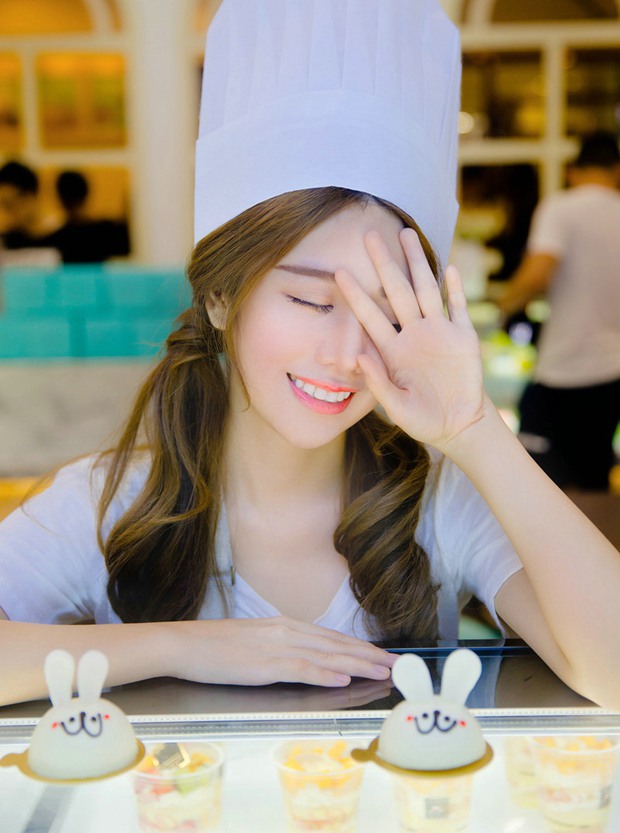 爱美食的粉嫩可爱美女图片