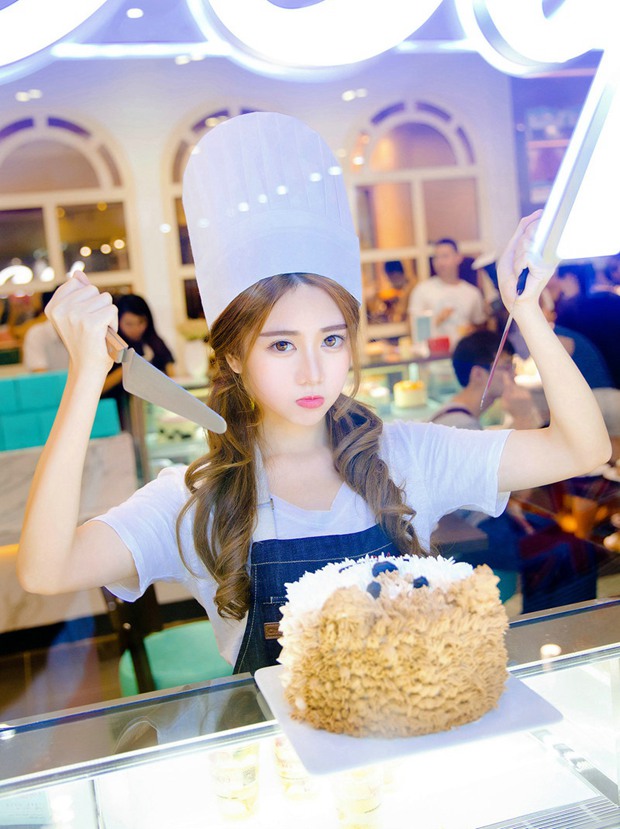 爱美食的粉嫩可爱美女图片