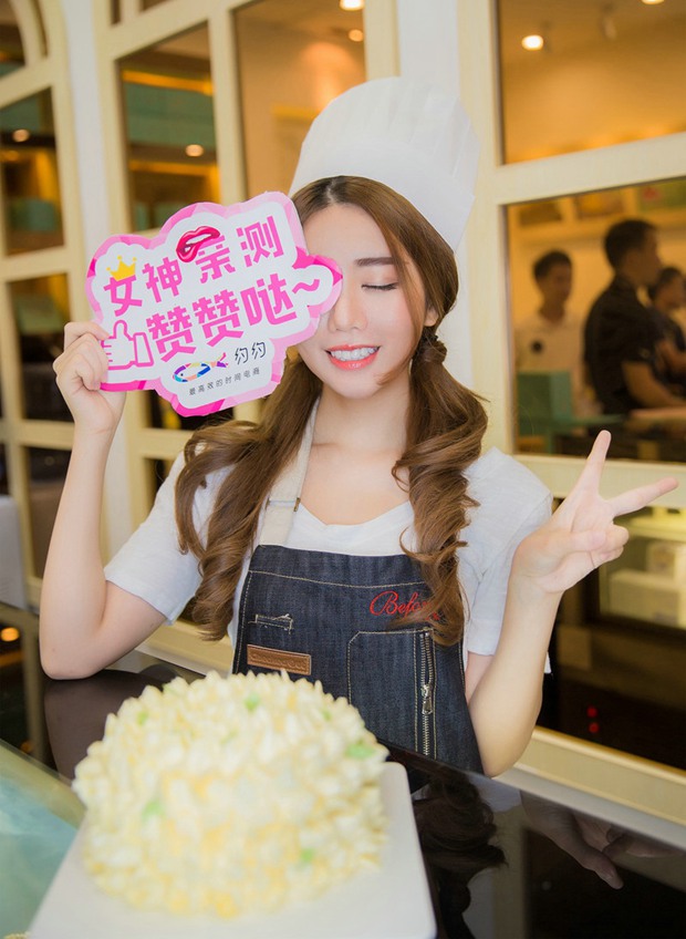 爱美食的粉嫩可爱美女图片