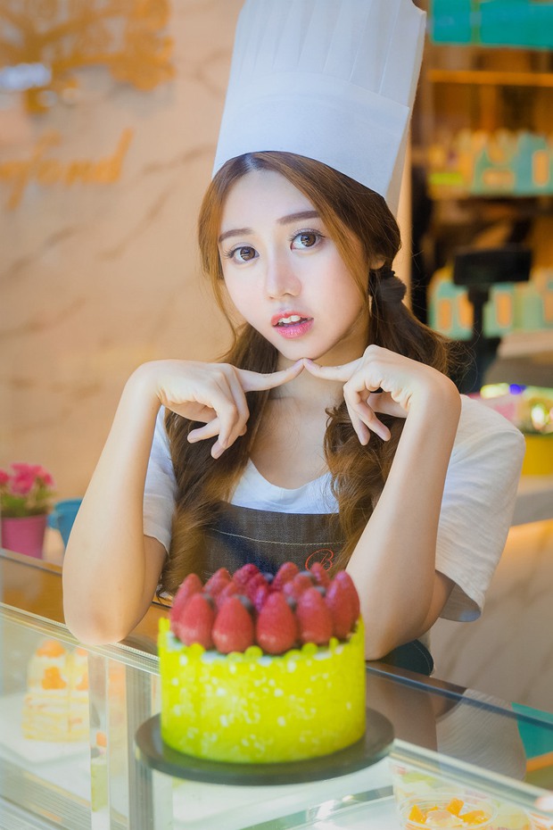 爱美食的粉嫩可爱美女图片