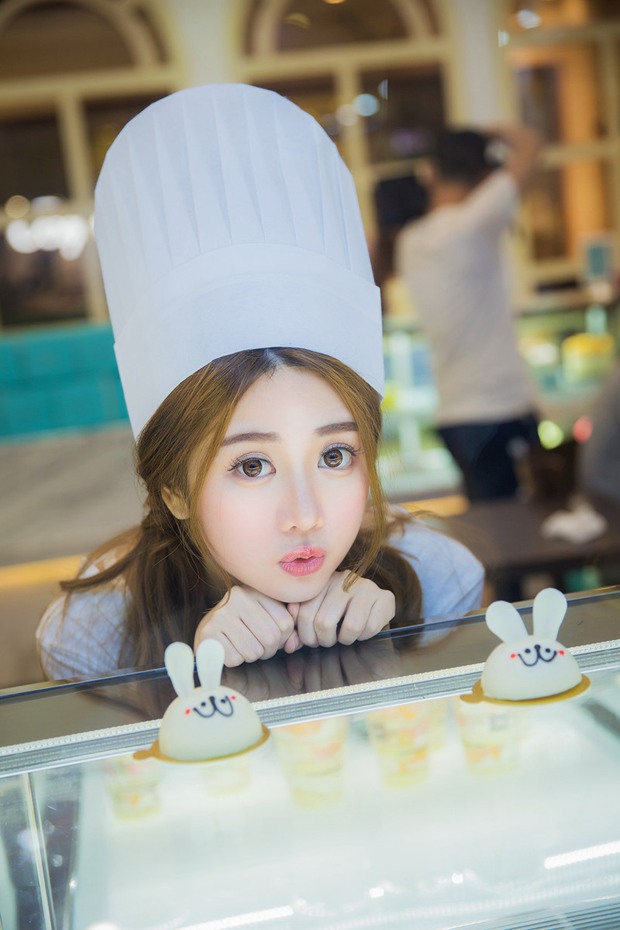爱美食的粉嫩可爱美女图片