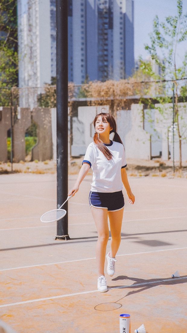 夏日清新打羽毛球美美女照片