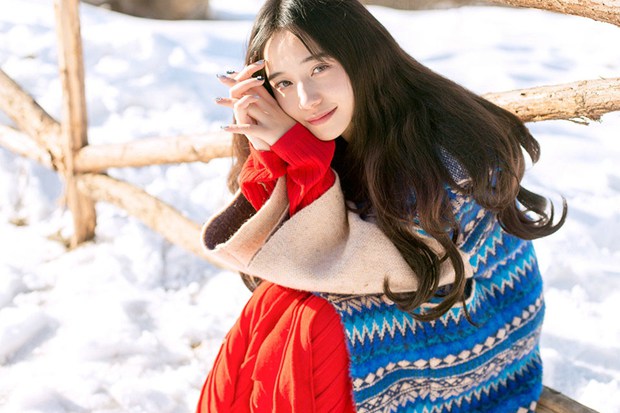 清纯宁静美女雪地里唯美