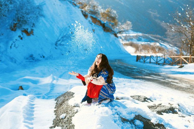 清纯宁静美女雪地里唯美
