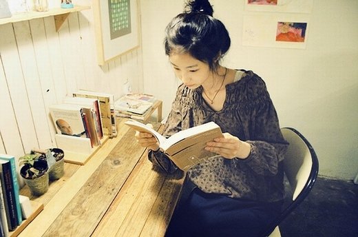 一个人看书图片唯美 静静的看书图片大全